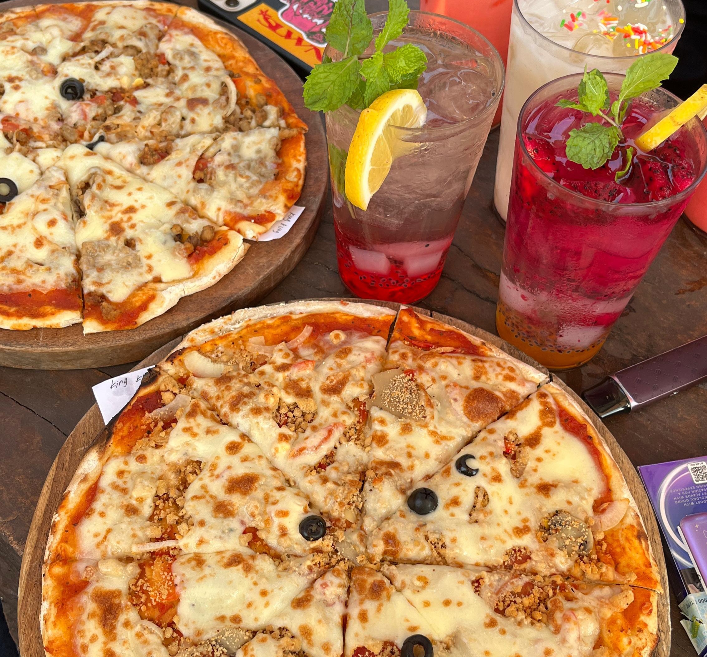 Pizza Maha Corner, Sajian Lezat dengan Panorama Pantai yang Memikat