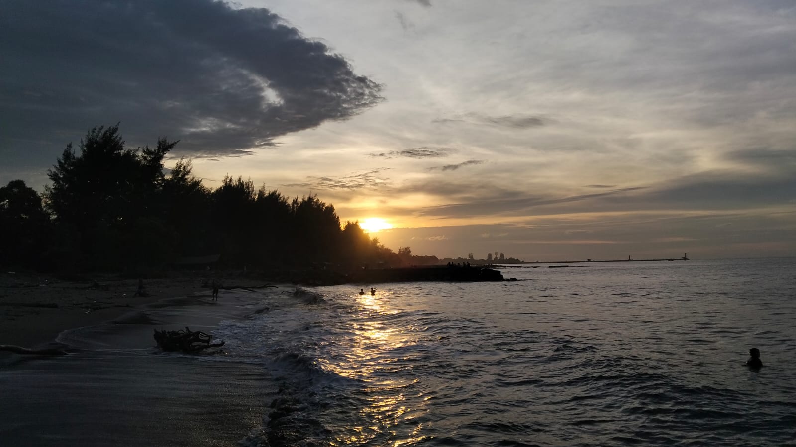 Pantai Krueng Geukueh Jadi Pilihan Warga Lhokseumawe Habiskan Waktu Di Sore Hari