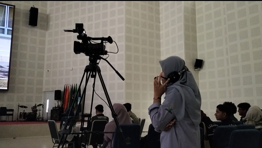 Anggota Scenia Film Asah Keterampilan Dokumentasi di Pelantikan UKM Unimal