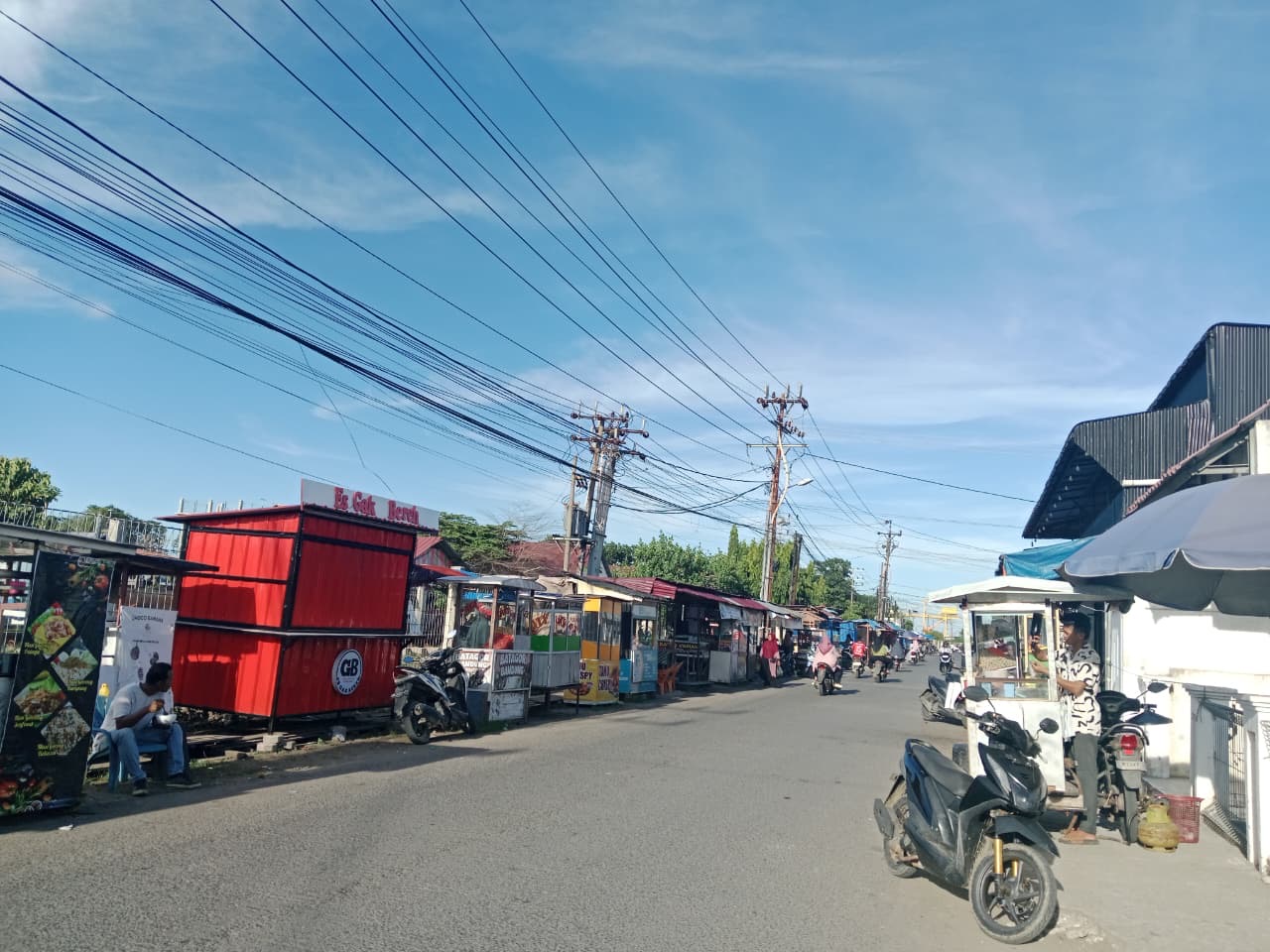 Lapak Jajanan UMKM di Krueng Geukueh Ramai Dikunjungi Setiap Sore hingga Malam