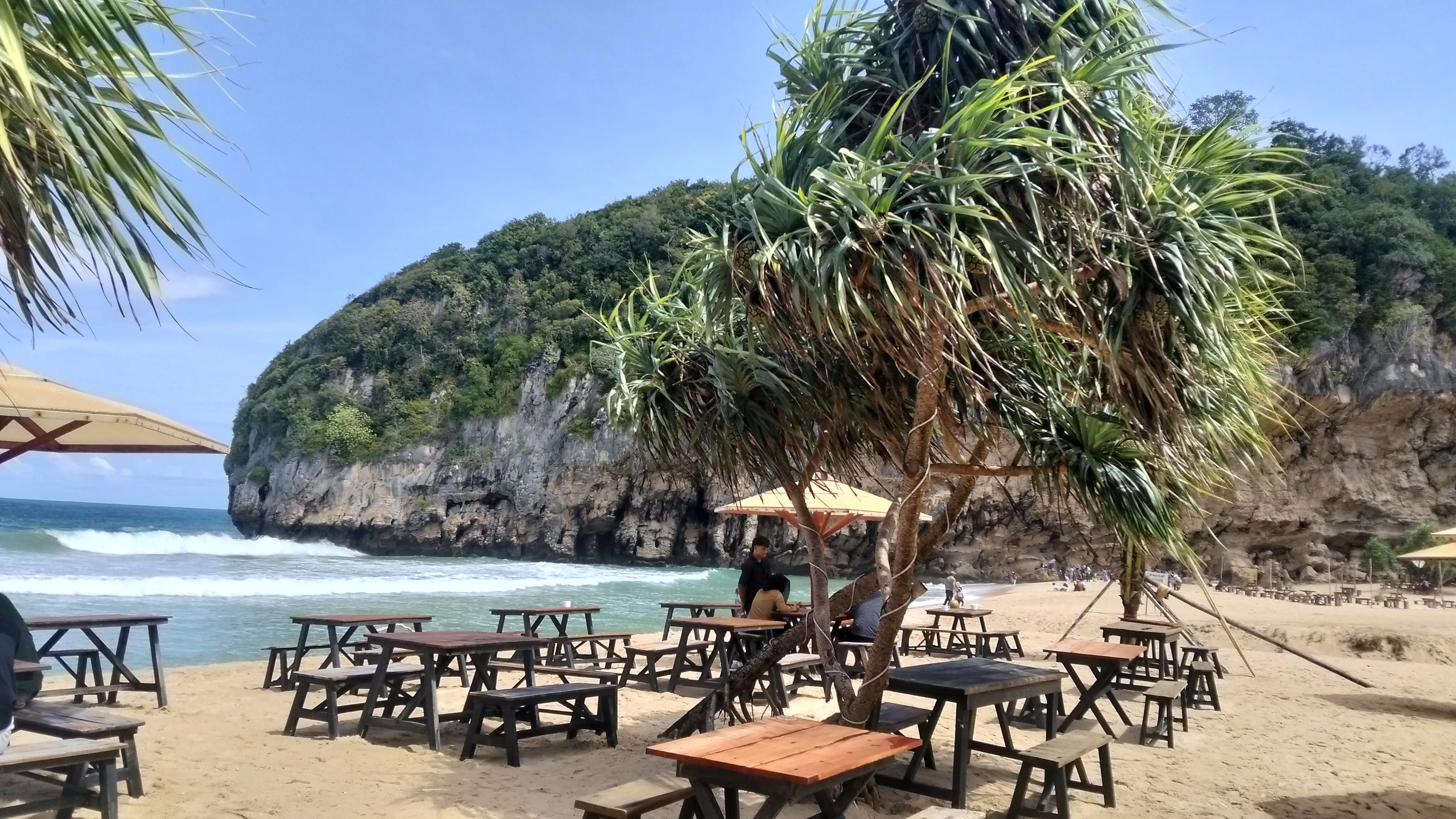 Pantai Tebing Lampuuk, Pesona Wisata Alam yang Memikat di Aceh Besar