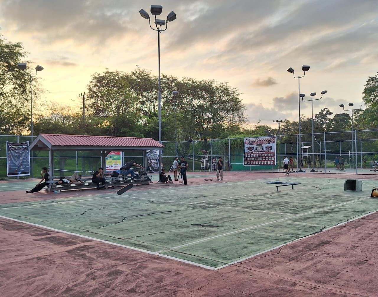 Skater Manfaatkan Kampus Bukit Indah sebagai Arena Latihan