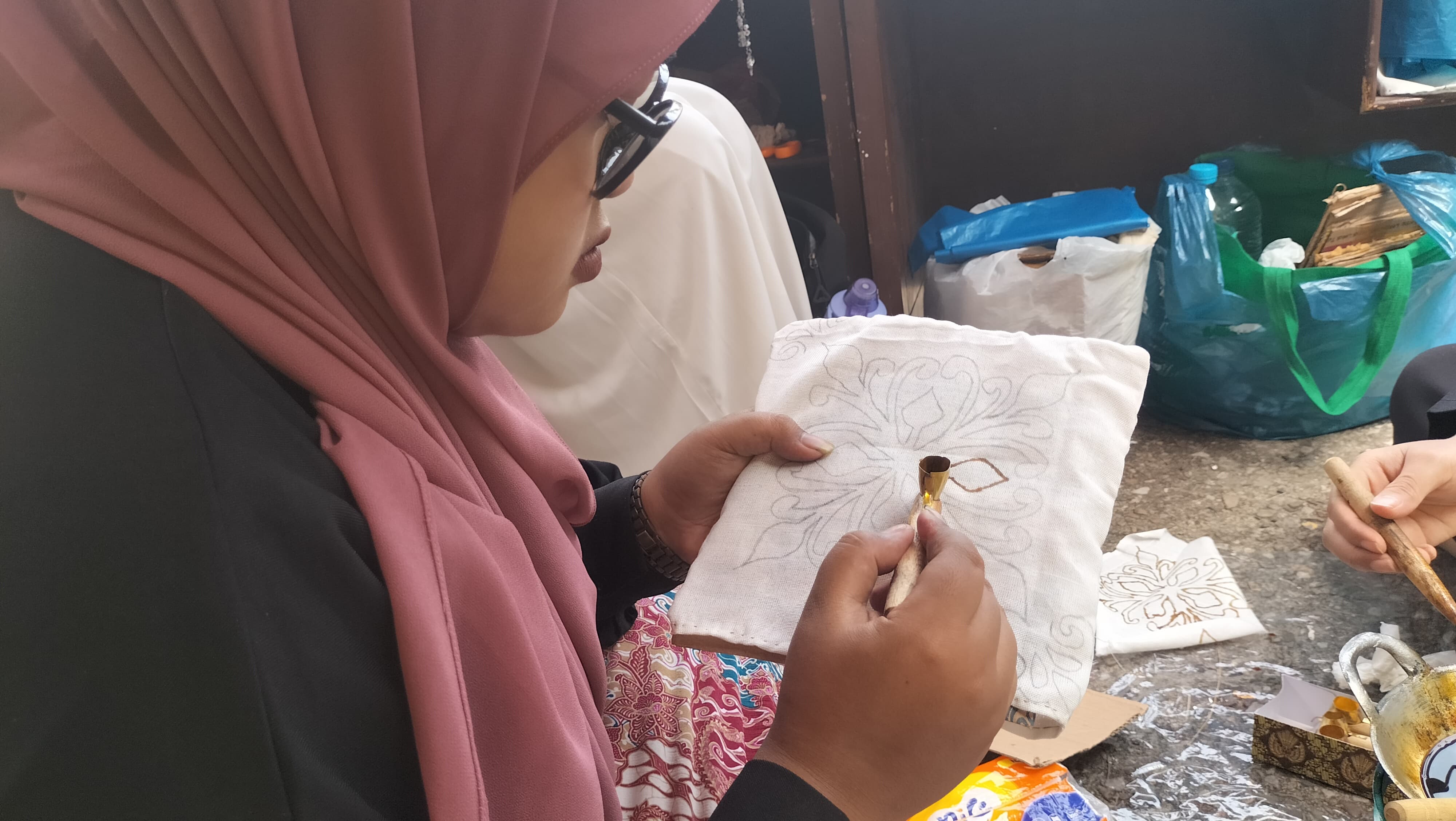 Mahasiswa FEB Unimal Hadirkan Stand Batik Lokal di Expo Innopreneur, Ajak Pengunjung Lestarikan Budaya