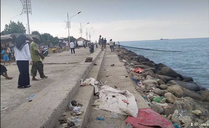 Pantai Jagu Tercemar Sampah, Warga Keluhkan Kondisi Lingkungan