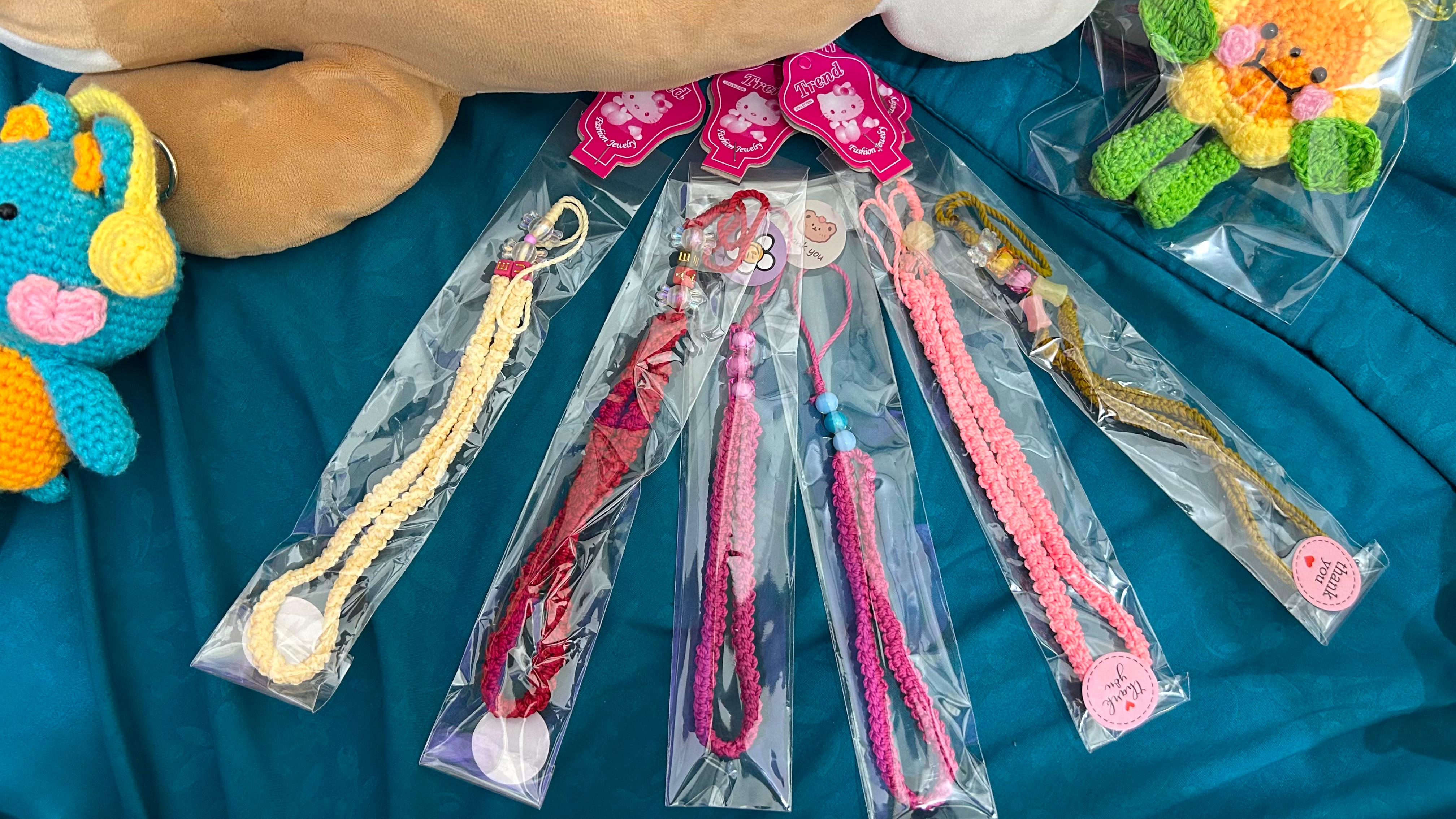 Di Tengah Kesibukan Bekerja, Armayanti Kembangkan Usaha Keychain Rajut dari Bireuen