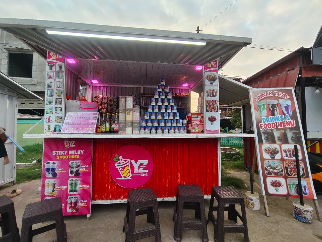 Kuliner Kekinian dengan Harga Bersahabat, Warung YZ94 Jadi Favorit Pecinta Jajanan di Lhokseumawe