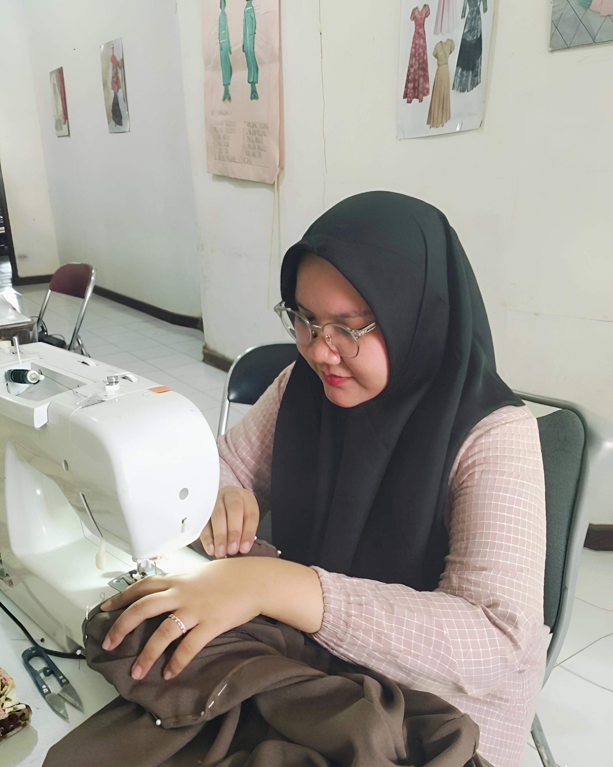 Ekspektasi dan Realita Kuliah Tata Busana di USK: Bukan Sekadar Menjahit