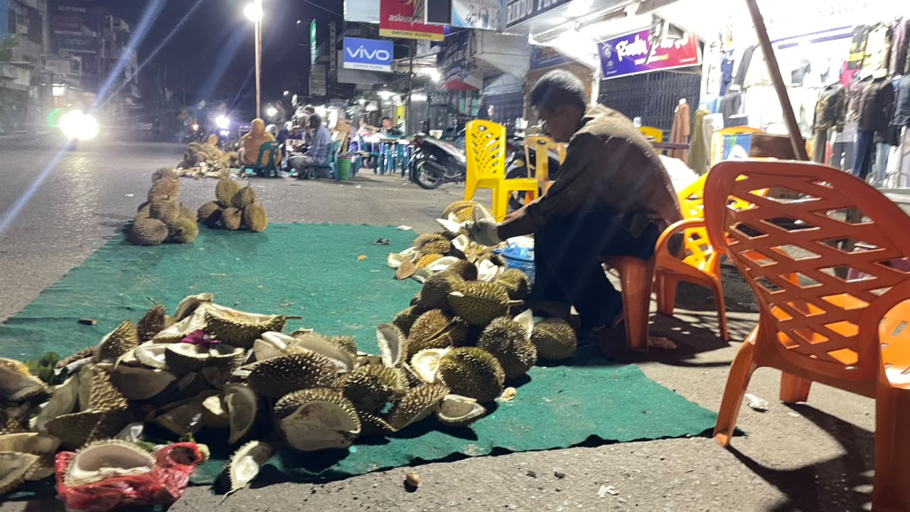 Pak Riswan Andalkan Pasokan dari Bulo untuk Layani Penikmat Durian